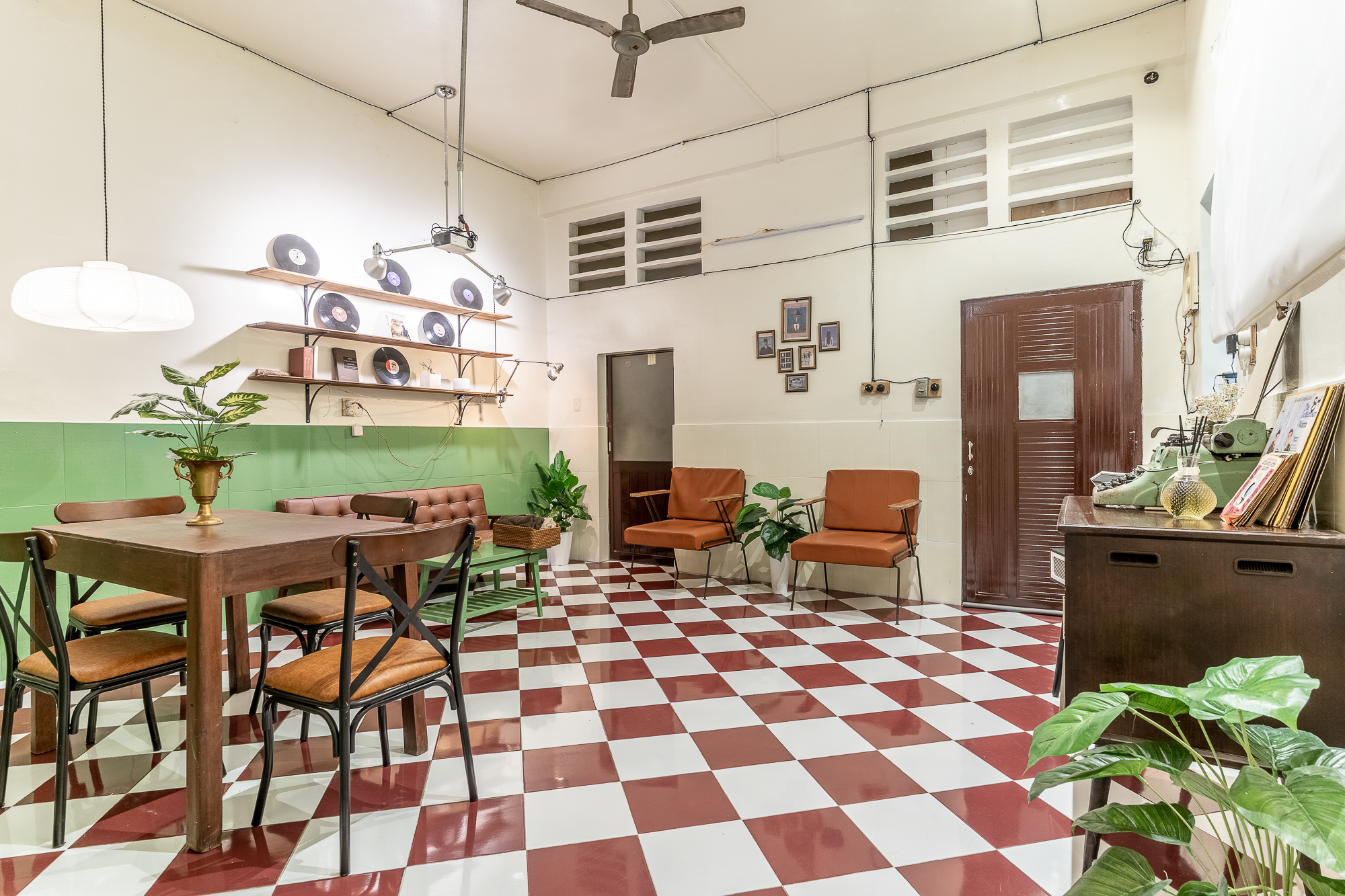 Stay&Chill | H.4 – Vintage Vibes Oasis in the Heart of Saigon.